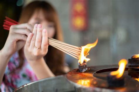 神明燒香長短|習俗百科／香的長短不一樣！祭神、拜祖先有區別